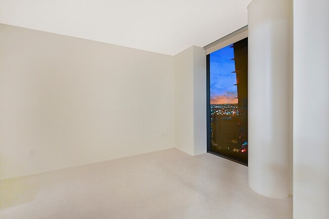 Building Photo - Veer Towers 2210E-CityCenter Views from th...