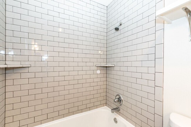 Building Photo - Large & Recently Updated!