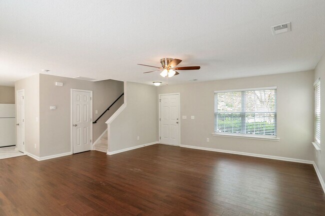 Building Photo - Great 3 Bedroom Home with Large Yard and 1 Car Garage! Raleigh-Available July 15th!