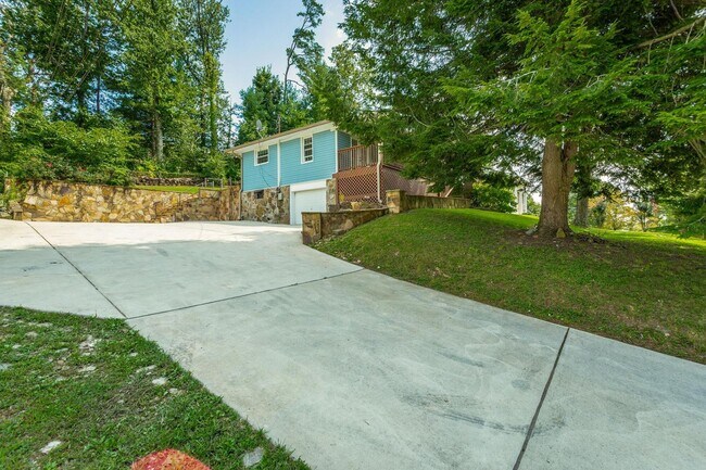 Building Photo - Charming Family Haven: 3 Bedroom Gem with Inviting Outdoor Space