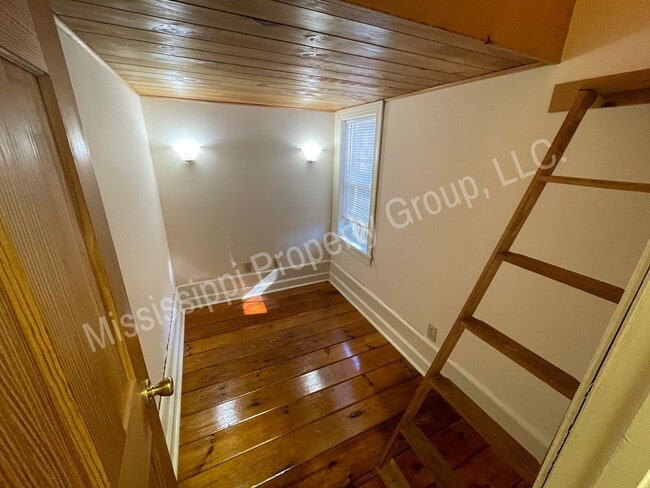 Building Photo - Efficiency 1BR/1.5BA FOR RENT