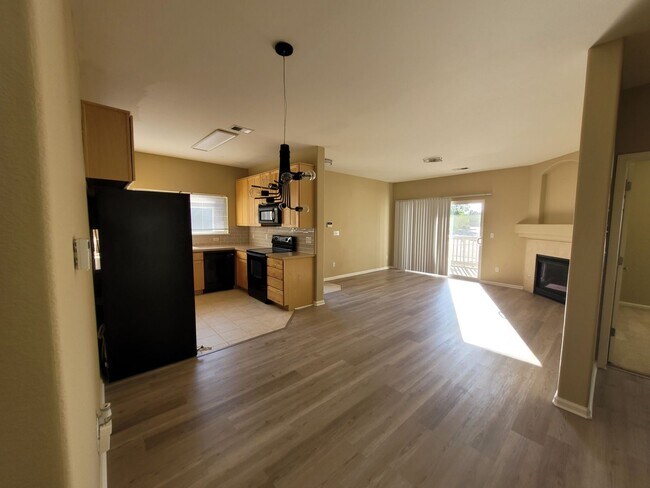 Building Photo - **Cozy condo available in Lowry!!**