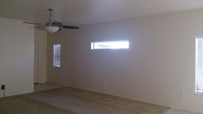 Building Photo - 3636 E Felix Blvd