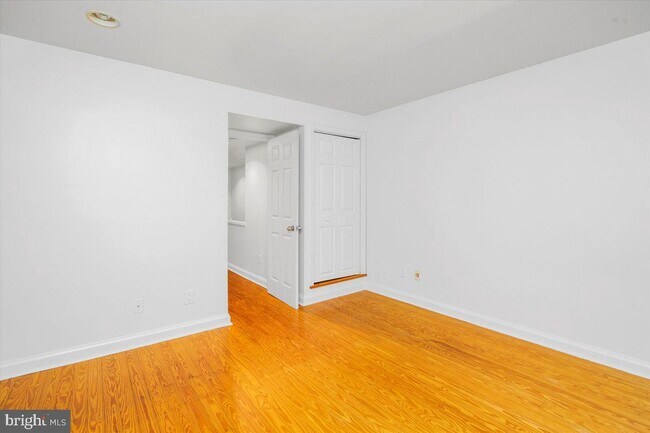 Building Photo - 2029 Bainbridge St