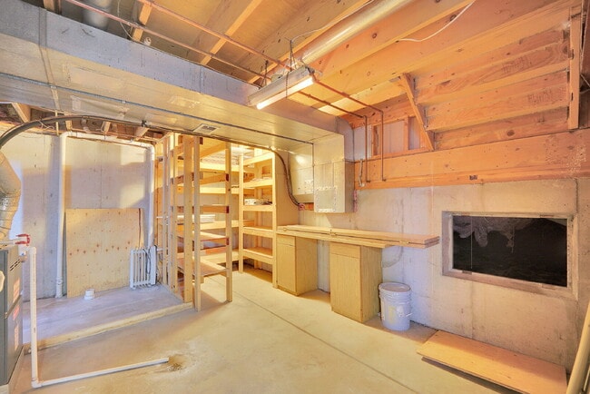 Building Photo - $3,095.00, 4-bed, 2.5-bath located in West...