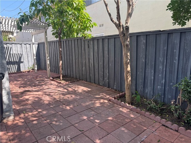 Building Photo - 996 W Huntington Dr