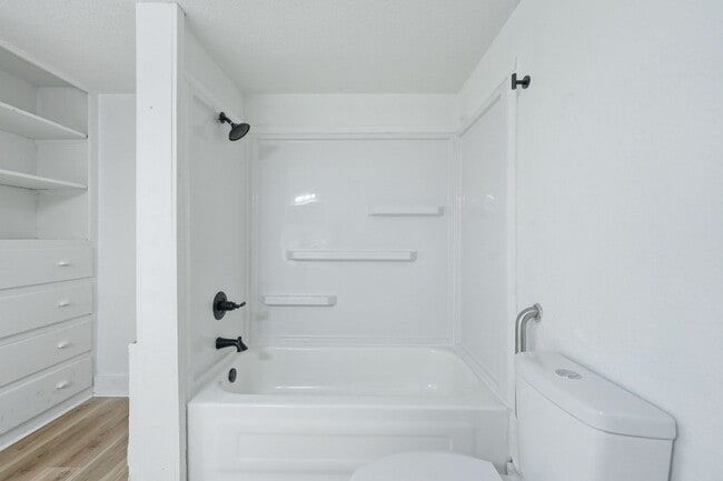 Building Photo - Freshly Updated 3BR Home