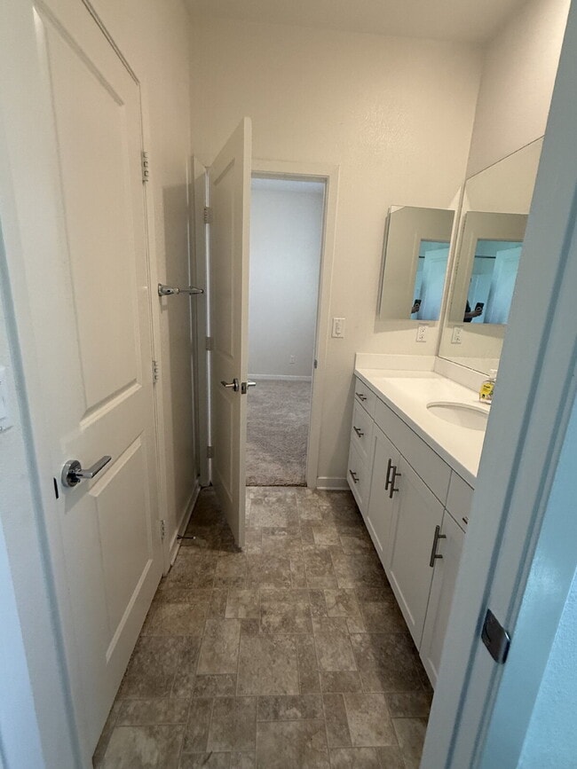 Building Photo - $500 OFF MOVE IN - Must take possession within 14 days.  Located in the desirable Vista Bella com...