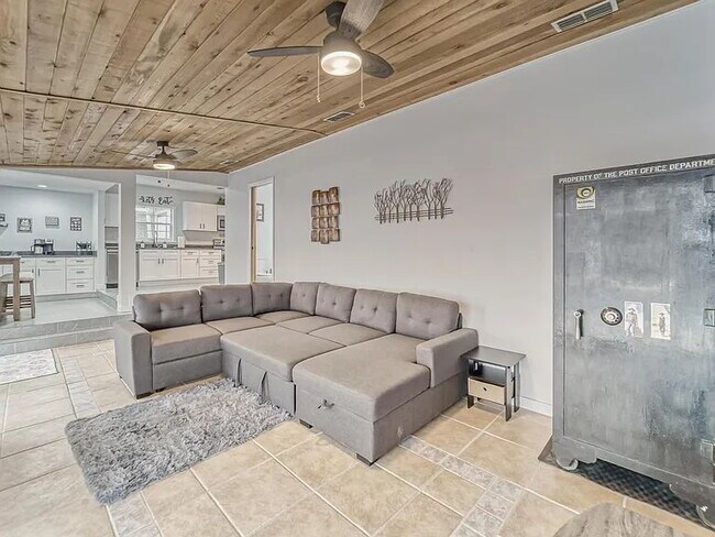 Building Photo - Riverside Heights Pool Home | Across from the Hillsborough River