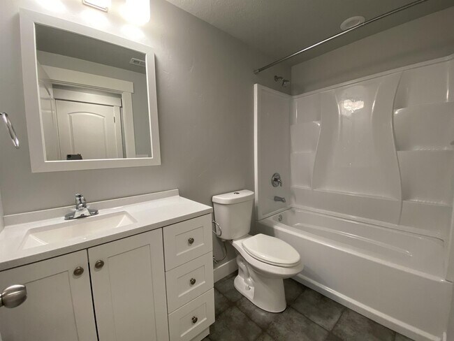 Building Photo - 15355 Tarawa Dr