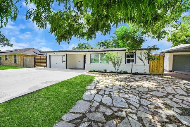 Building Photo - 1503 Locklaine Dr