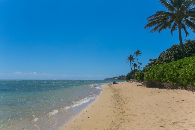 Building Photo - Kahala Avenue Beachside -  1 minute walk to beach  Recently remodeled w/fenced yard. 1 bdrm, 1 ba...