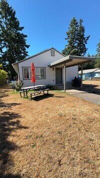 Building Photo - Cozy 3-Bedroom Rambler with Large Fully Fe...