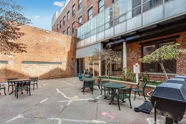 Building Photo - 341 Monmouth St