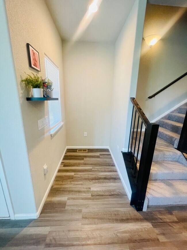 Building Photo - Gorgeous Townhome