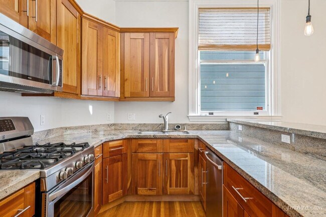 Building Photo - 860 Waller St