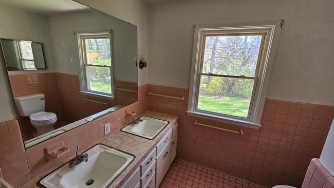 Building Photo - 4 Bedroom Single Family Home