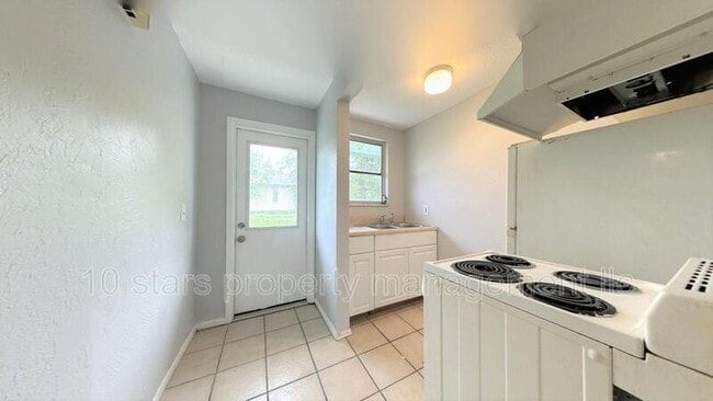 Building Photo - 3405 Palm Dr