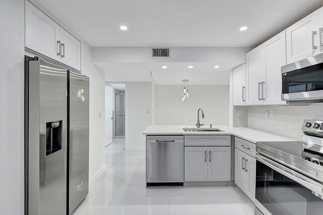 Building Photo - 15378 Lakes of Delray Blvd