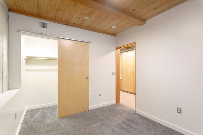 Building Photo - Walkability on Mississippi! With Parking +...