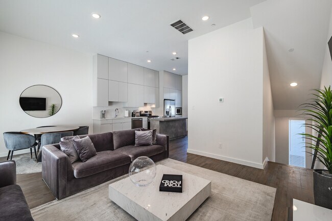 Building Photo - Modern Townhome with Dual Primary Suites & 2-Car Garage | Knox-Henderson / Lower Greenville