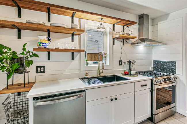 Building Photo - $2,595, 3-bed, 2-bath, located in Denver w...