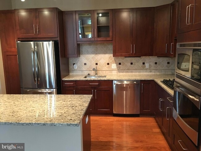 Building Photo - 8220 Crestwood Heights Dr