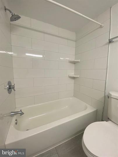 Building Photo - Spacious top-floor garden condo with updat...
