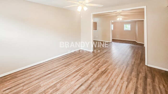 Building Photo - 2402 E Bougainvillea Ave