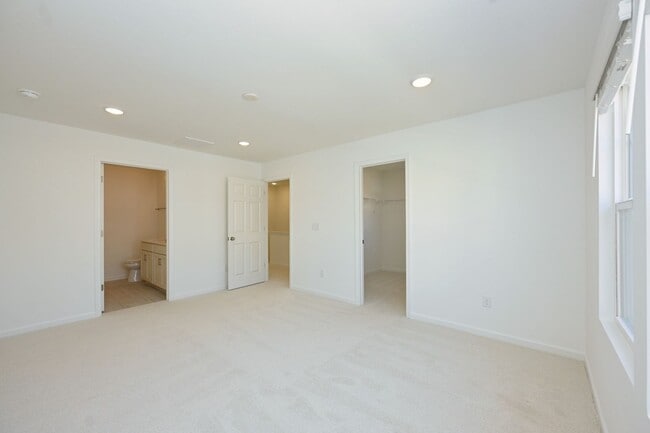 Building Photo - FREE TV!!