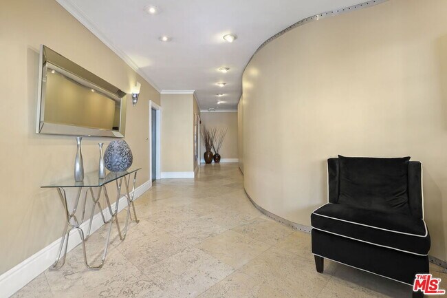 Building Photo - 8550 Holloway Dr