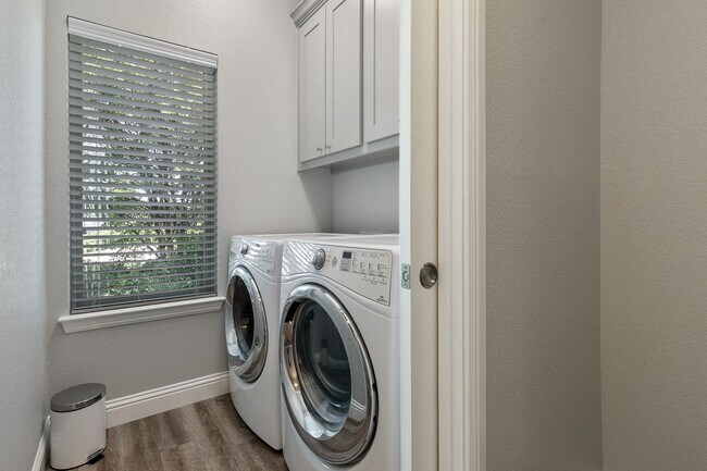 Building Photo - * MOVE IN SUMMER 7/6/2026* 6 Bed 4 Bath Home, Walking To TCU, Free Light Housekeeping