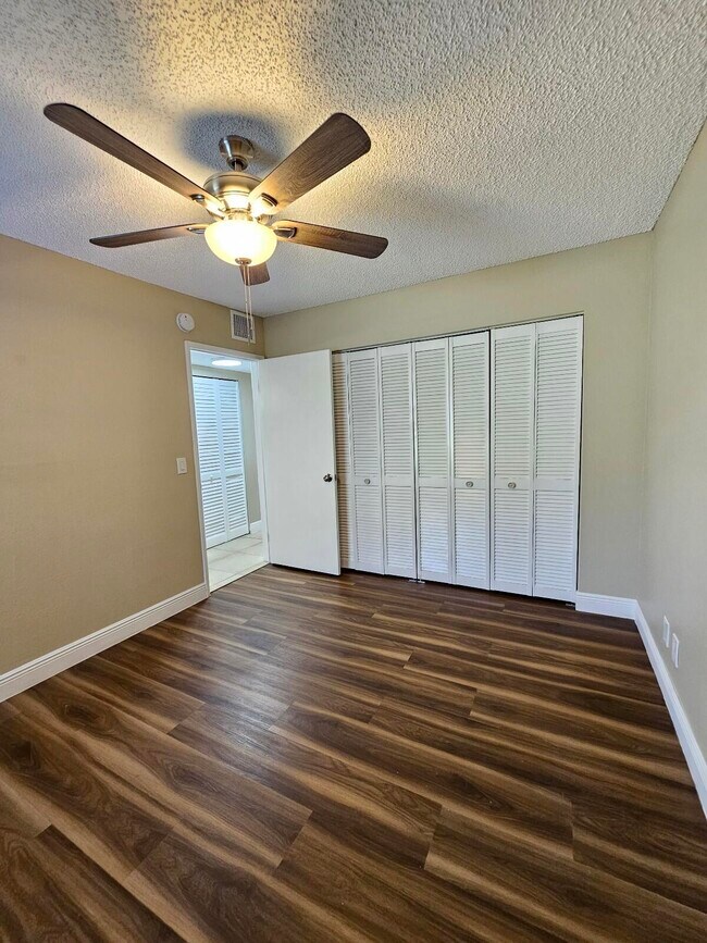Building Photo - 1447 Lake Crystal Dr