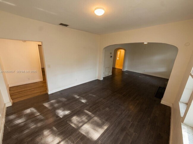 Building Photo - 706 9th St