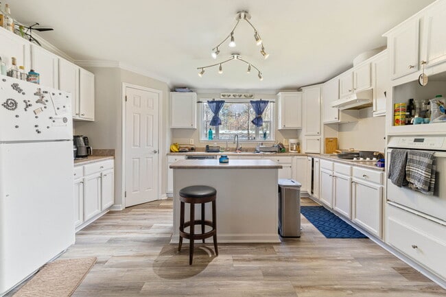 Building Photo - 214 Shipman's Pike