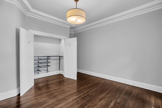 Building Photo - Remodeled 1br+office at the storied Francesca building