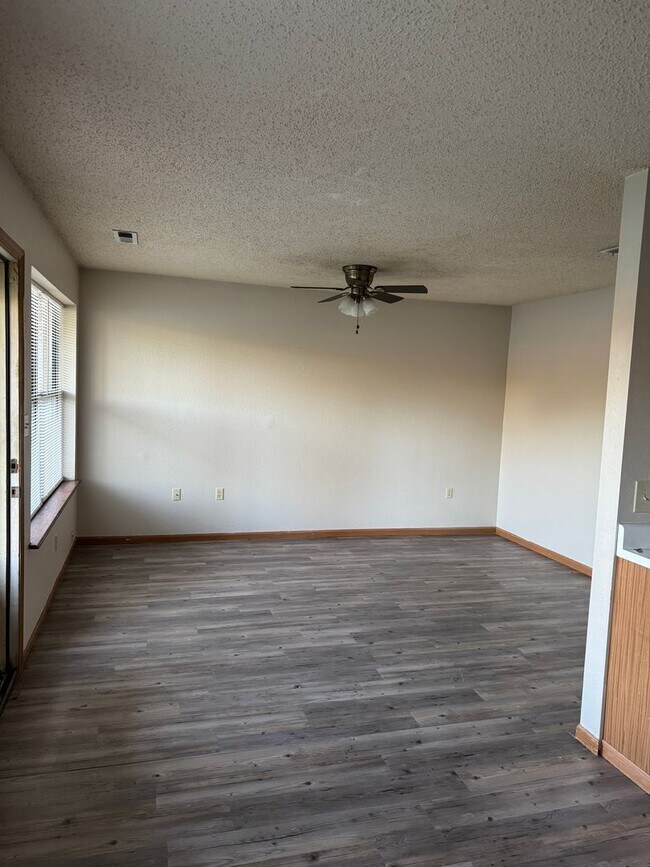 Building Photo - Ground Level 2 Bedroom Apartment w/ Washer...