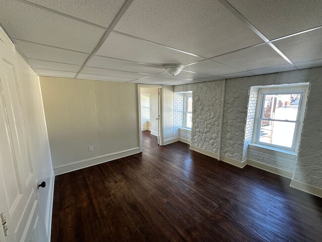 Building Photo - Top Floor, Renovated 1 Bedroom Apartment-York City SD
