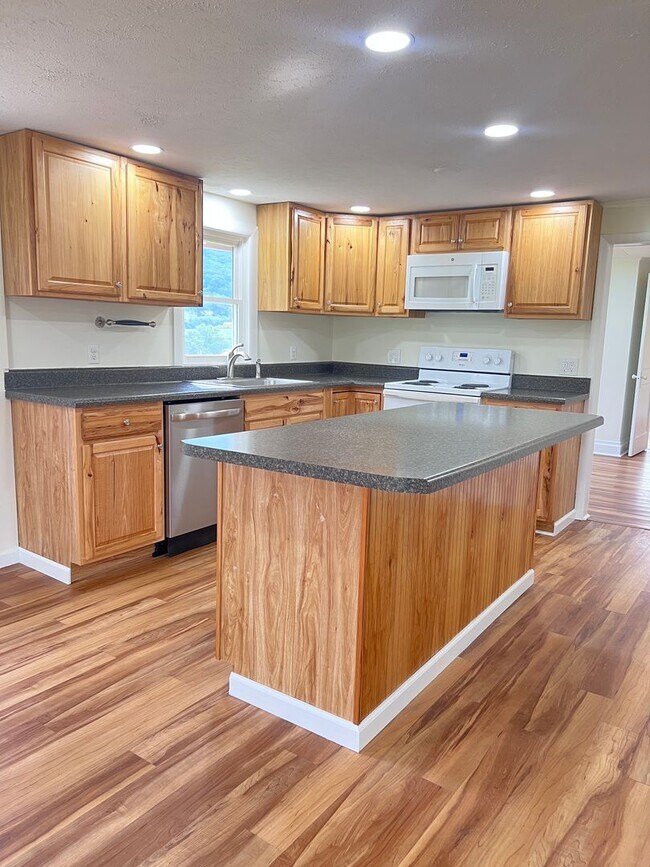 Building Photo - Super cute farm house with beautiful mountain view! 2 bedrooms, 1 bathroom!