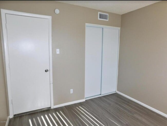 Building Photo - 4024 W Reade Ave