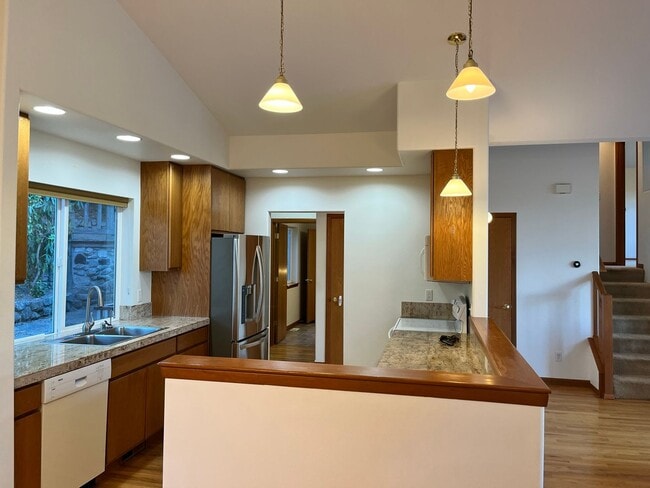 Building Photo - View Home in Poulsbo