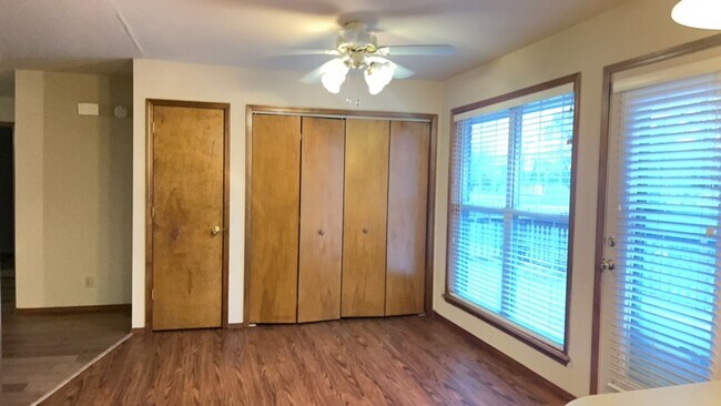 Building Photo - 2 Bedroom Duplex Rogers!