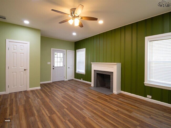 Building Photo - 207 E Ida Ave
