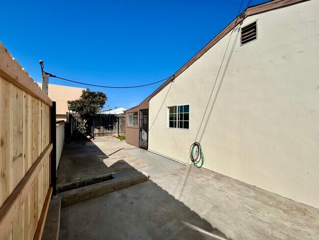 Building Photo - 2 bed 1 Bath with Garage in The Heart of Clairemont!