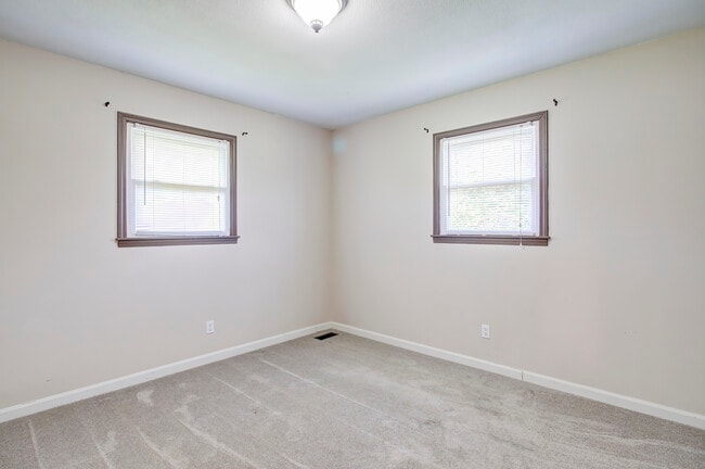 Building Photo - 101 Rose Ln