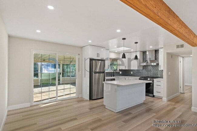 Building Photo - 1396 Saratoga Dr