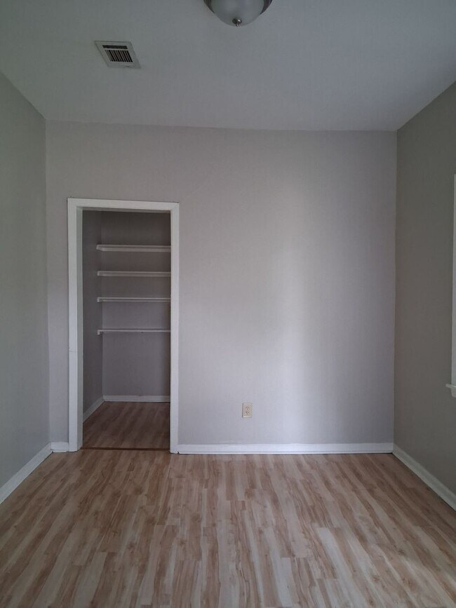 Building Photo - 3 Bedroom 2 Bath Home