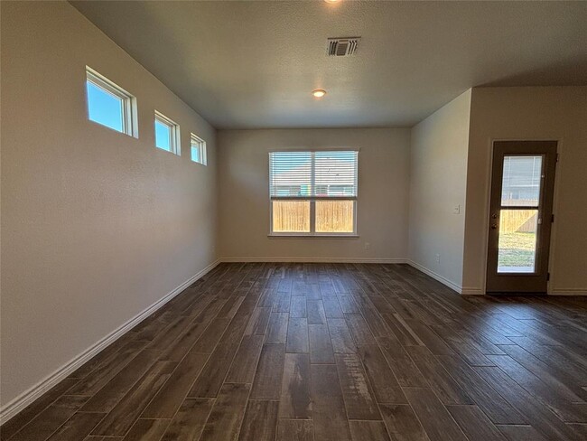 Building Photo - 722 Freedom Cir