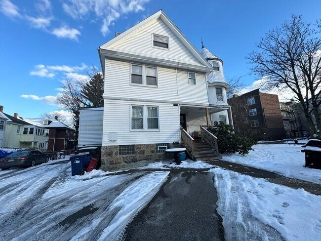 Building Photo - Four bedroom Two bath near BU