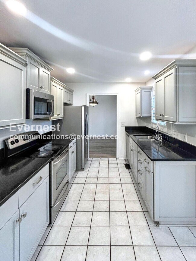 Building Photo - 3501 Shaker Dr